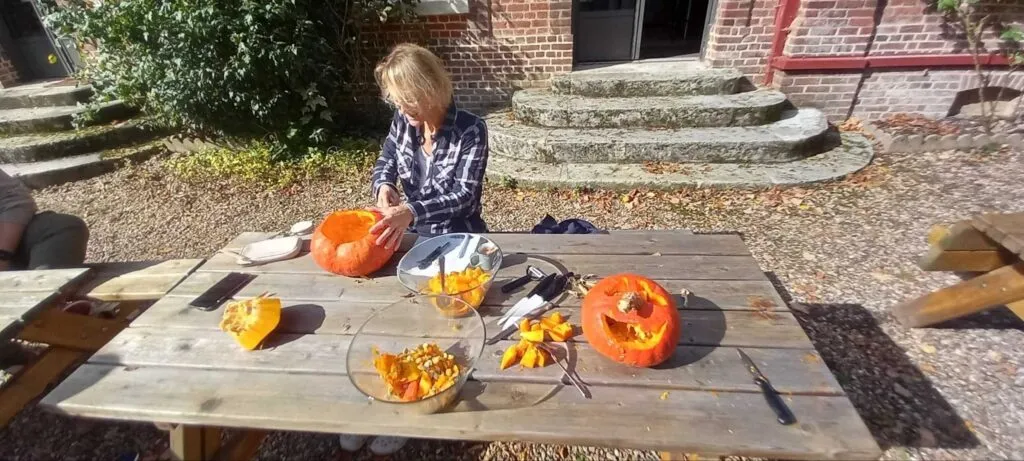 Sandrine Auber Lardans taillant les premières citrouilles pour Halloween