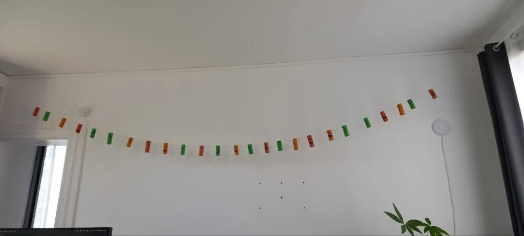 Guirlande installée sur un mur de la taverne
