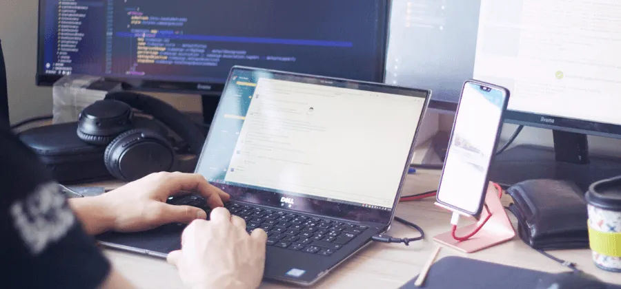 Développeur en pleine action