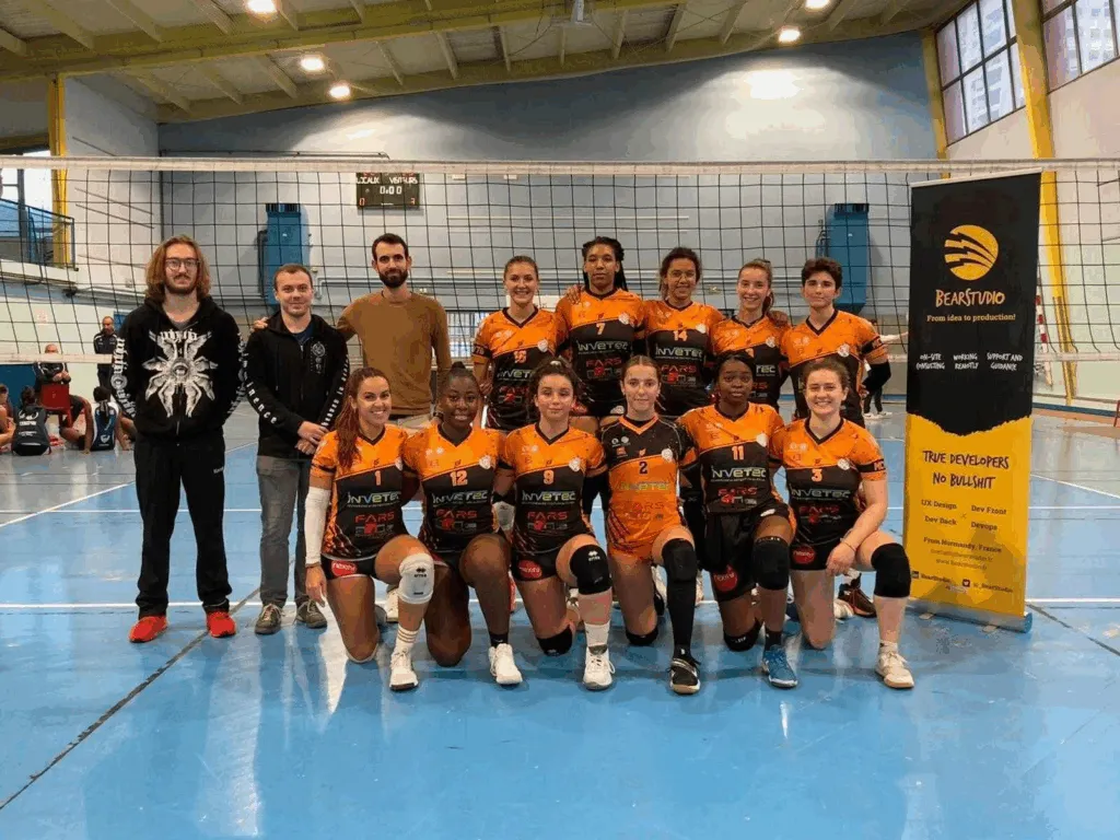 Équipe féminine de Maromme Canteleu Volley avec le stand BearStudio en arrière-plan, soutenue par un don en équipements