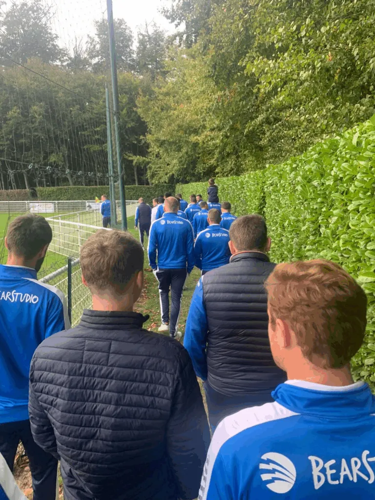 Joueurs du Foot Tourvilles sur Arques en survêtements BearStudio, achetés grâce au don soutenu par Hugo, défenseur du club