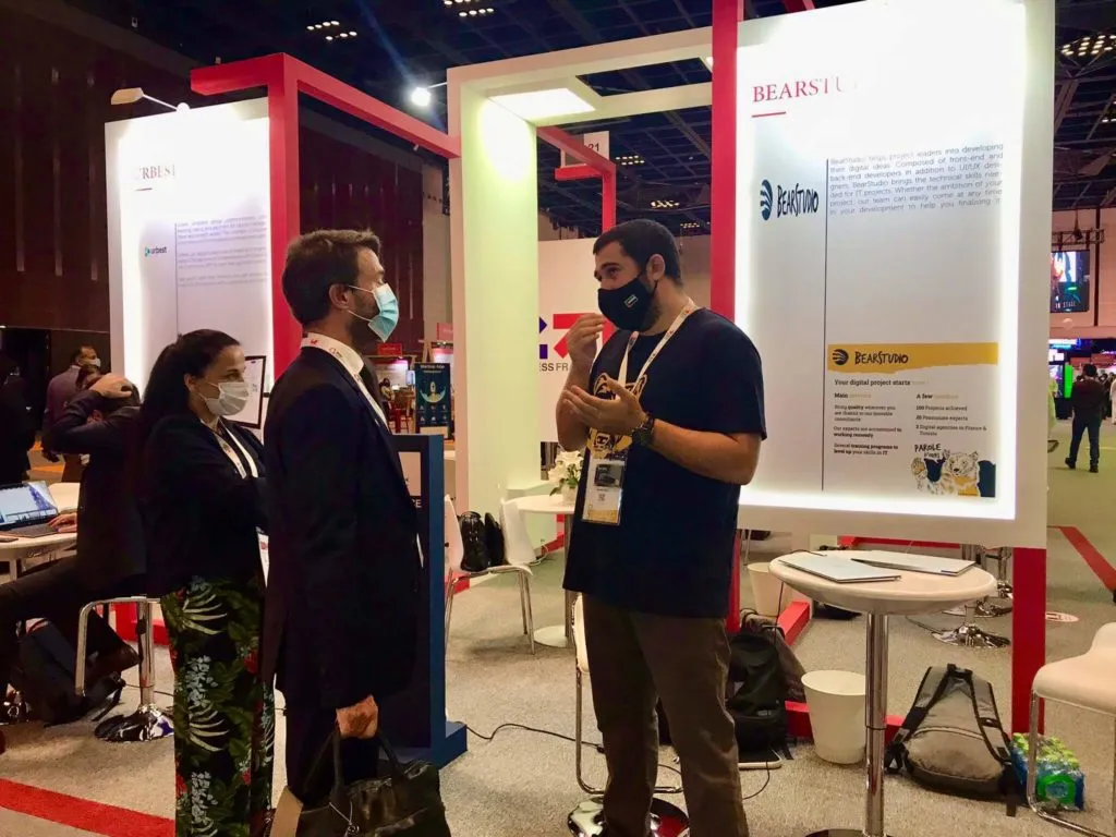 Rudy Baer présentant le stand du Bearstudio sur le salon Gitex Future Stars