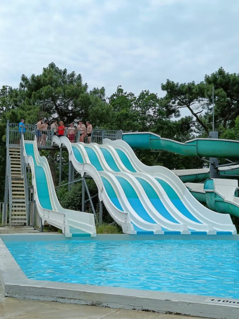 Toboggans parallèles au camping de Baden en bretagne, lieu de la conférence Camping des Speakers 2023