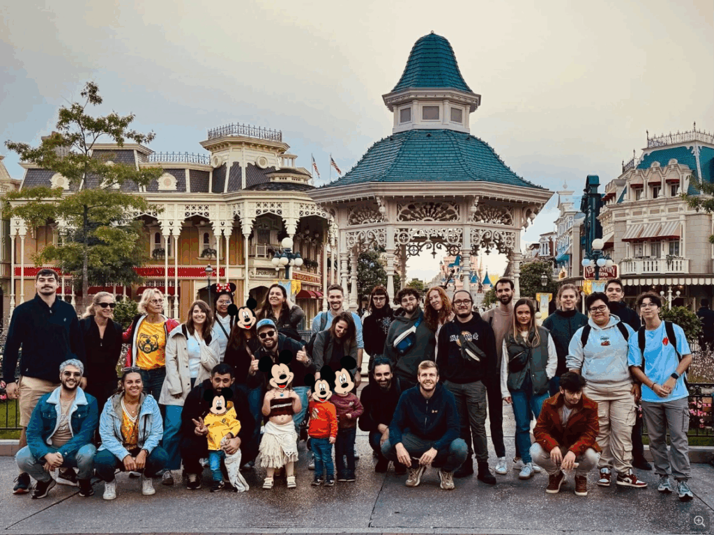 Photo de groupe de la team BearStudio dans Main Street à Disneyland Paris
